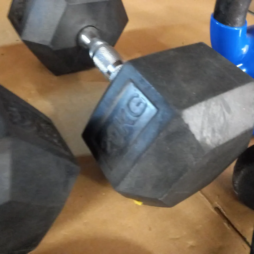 LOT OF ASSORTED EXERCISE WEIGHTS TO INCLUDE KETTLEBELLS, DUMBELLS AND PLATES / COLLECTION ONLY