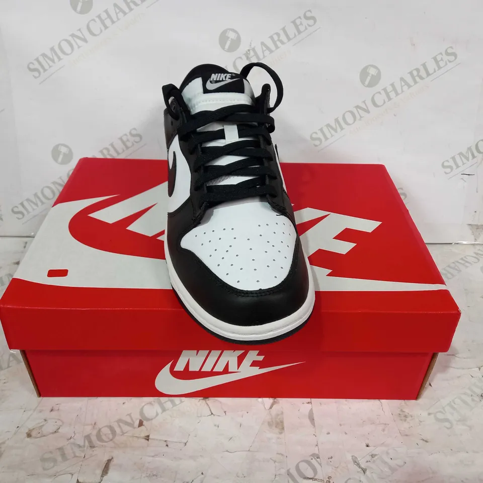 BOXED PAIR OF NIKE DUNK LOW RETRO SHOES IN BLACK/WHITE UK SIZE 10