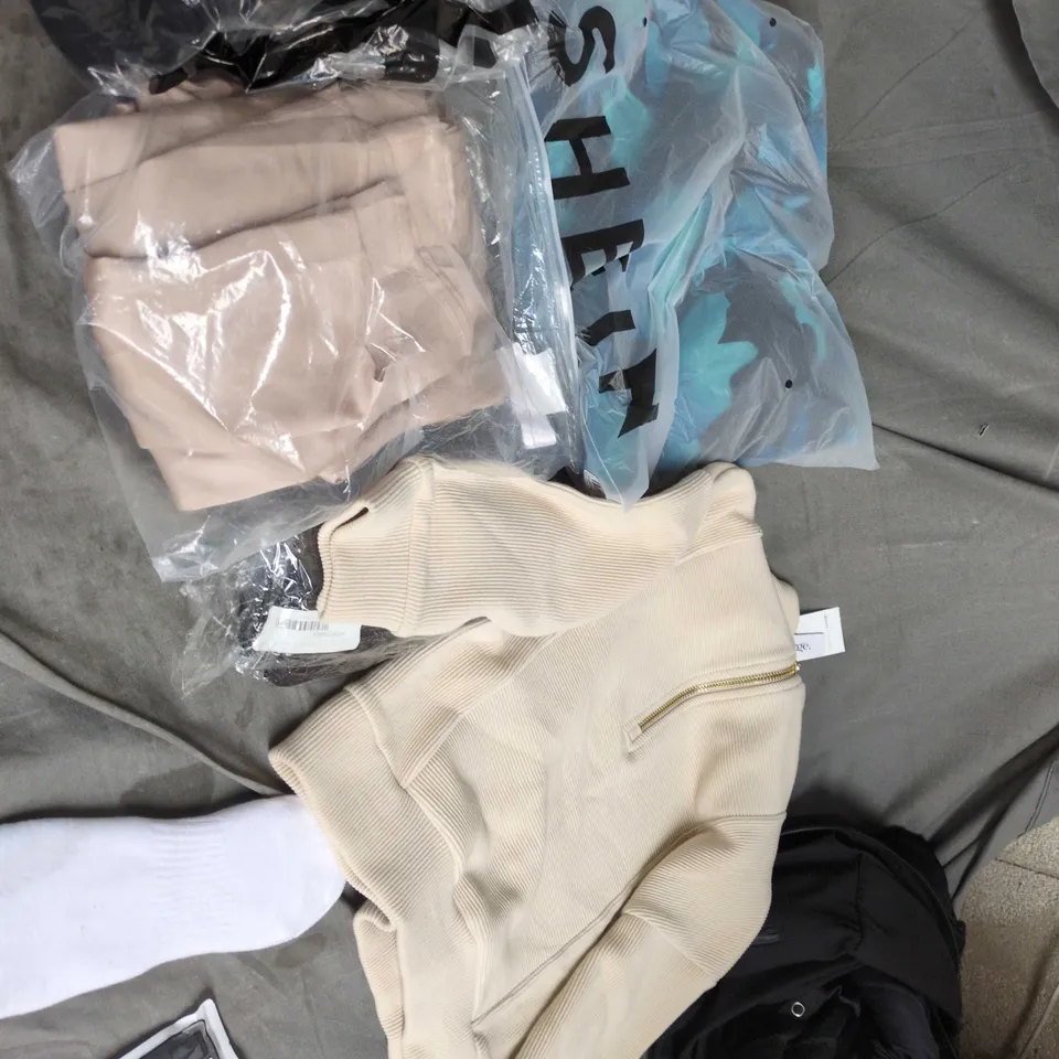ASSORTED BOX OF CLOTHING ITEMS UNISEX APPROXIMATLEY 20 SIZES VARY 