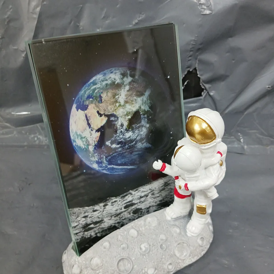 BOXED DECRETIVE SPACEMAN ORNAMENT