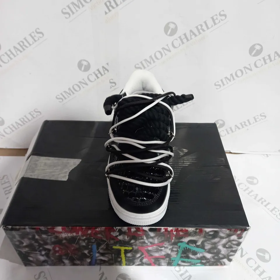 BOXED PAIR OF AIR FORCE 1 07 WB BLACK/WHITE UK SIZE 5