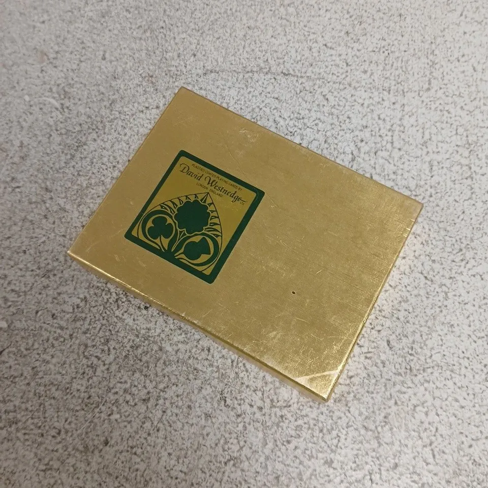 DAVID WESTNEDGE LTD PLASTIC-COATED PLAYING CARDS IN GOLD PRESENTATION BOX – RED & BLUE DECKS