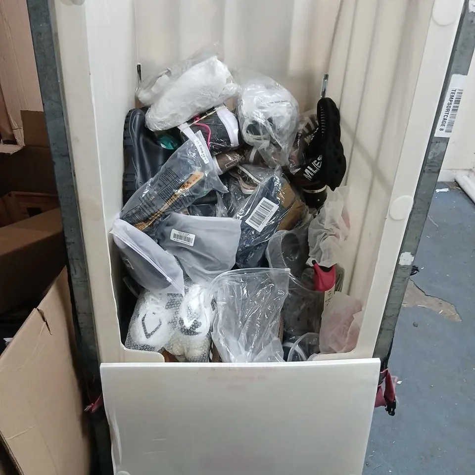 LARGE QUANTITY OF ASSORTED FOOTWEAR