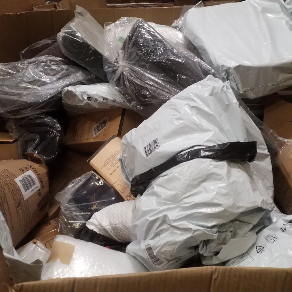 PALLET CONTAINING ASSORTED PILLOWS & CUSHIONS