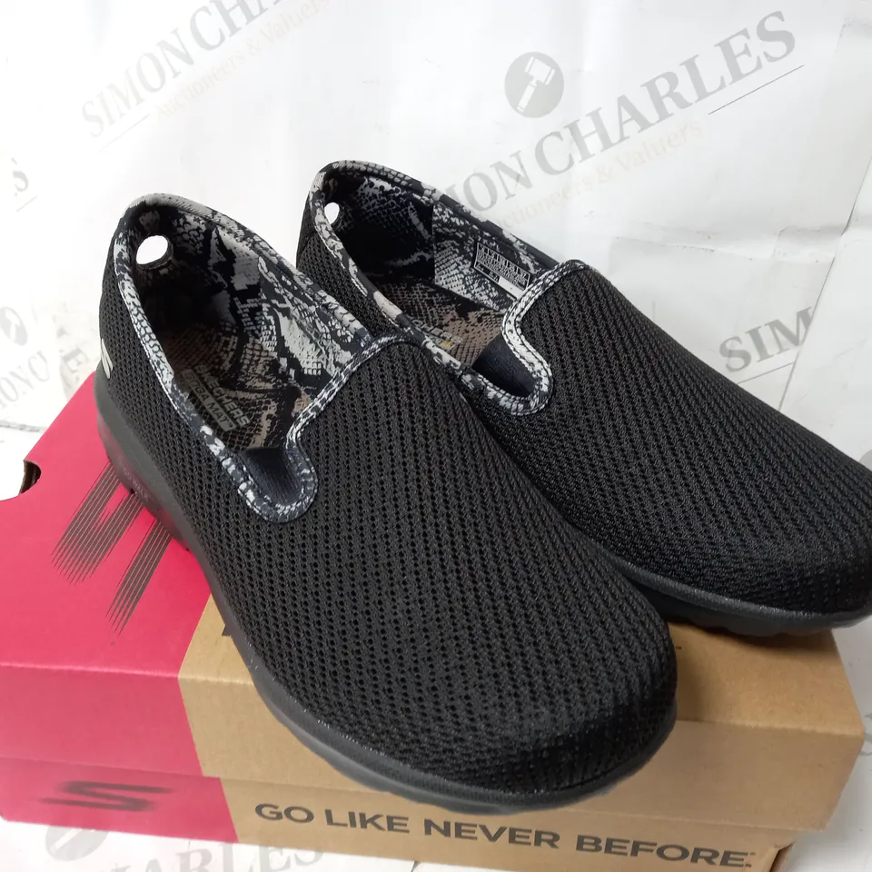 SKETCHERS ORIGINAL GO WALK SHOES BLACK