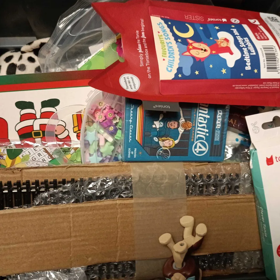 APPROXIMATELY 15 ASSORTED TOYS & GAMES PRODUCTS TO INCLUDE FANTASTIC FOUR PLAYING CARDS, TONIES BEDTIME SONGS, PLAYING CARDS, ETC 