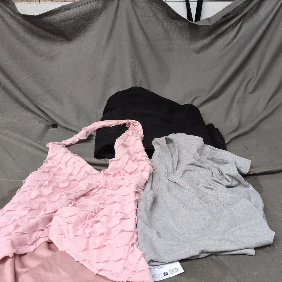 BOX OF APPROXIMATELY 20 ASSORTED CLOTHING ITEMS TO INCLUDE BLACK JEANS, PINK TOP, GREY SLEEVELESS VEST TOP ETC