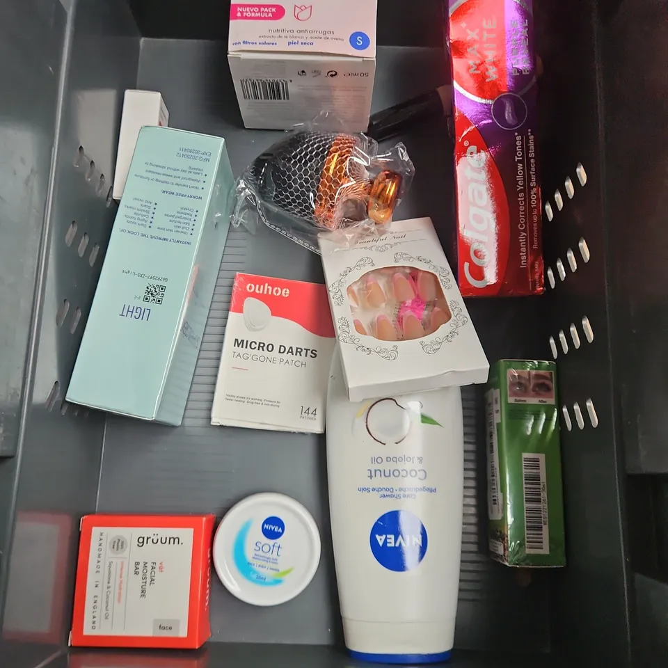 APPROXIMATELY 20 ASSORTED HEALTH & BEAUTY PRODUCTS TO INCLUDE - N07 THE FULL 360 MASCARA - L'OREAL ELVIVE MOISTURE MASK - CERAVE FOAMING CLEANSER - ETC