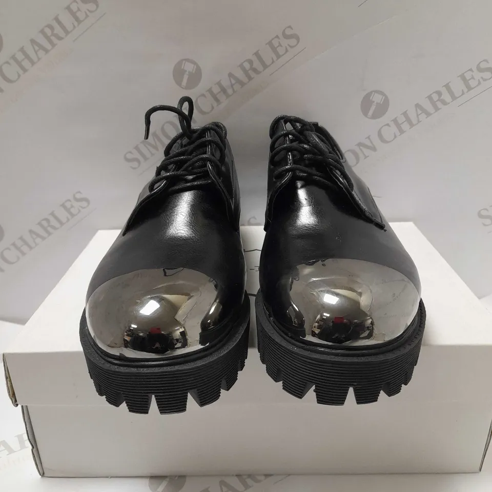MADA-EMME SILVER TOE CAP LACE UP DERBY SHOES - SIZE 7