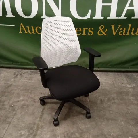 OFFICE CHAIR WITH PLASTIC BACK - BLACK/WHITE