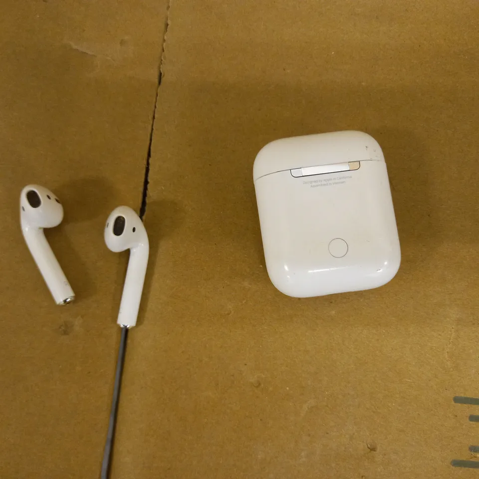 BOXED APPLE AIRPODS