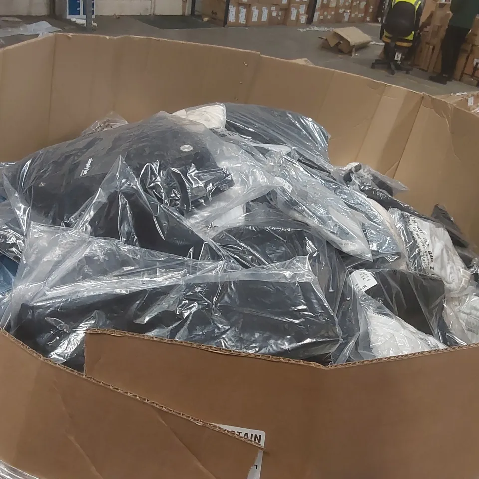 PALLET CONTAINING APPROXIMATELY 500x BRAND NEW ASSORTED DESIGNER CLOTHING ITEMS