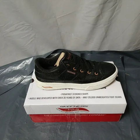BOXED PAIR OF SKECHERS ARCADE TRAINERS IN BLACK SIZE 5.5