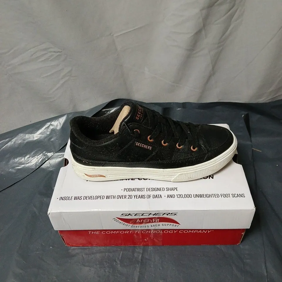 BOXED PAIR OF SKECHERS ARCADE TRAINERS IN BLACK SIZE 5.5