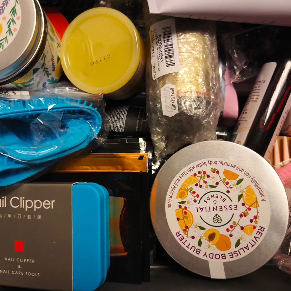 APPROXIMATELY 15 ASSORTED COSMETIC ITEMS INCLUDING VARIOUS MAKES AND BRANDS - COLLECTION ONLY
