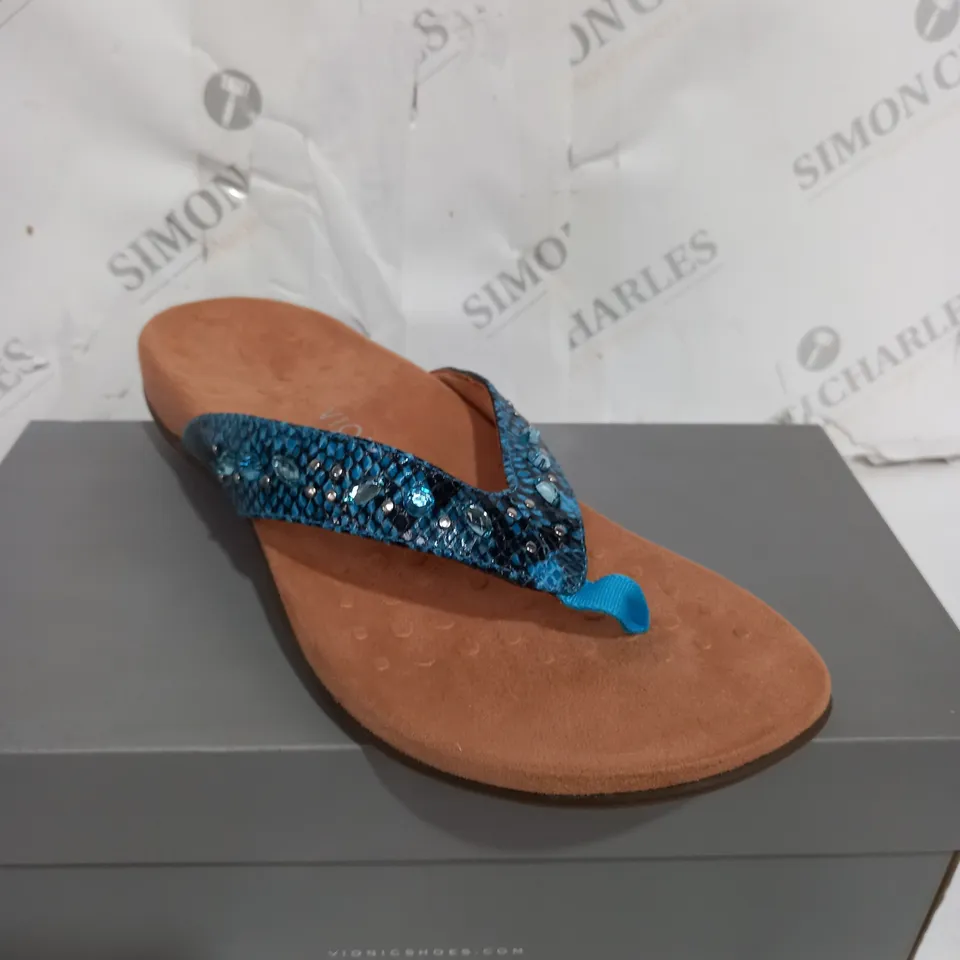 BOXED PAIR OF VIONIC LUCIA SANDALS IN BLUE SIZE 7