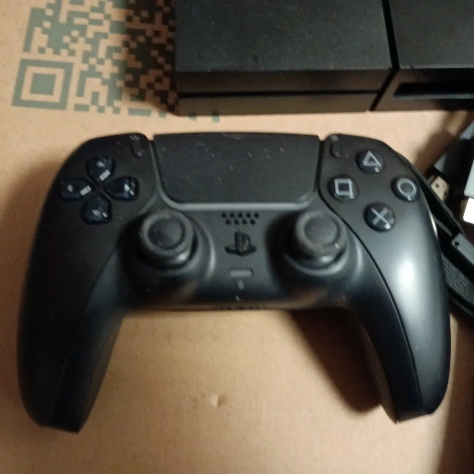 LOT OF ASSORTED GAMING ACCESSORIES TO INCLUDE SONY PLAYSTATION VR HEADSET, MOVE CONTROLLERS AND WIRELESS CONTROLLER