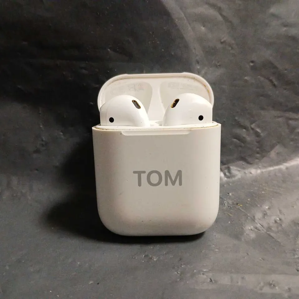  APPLE AIRPODS 1ST GENERATION IN WHITE