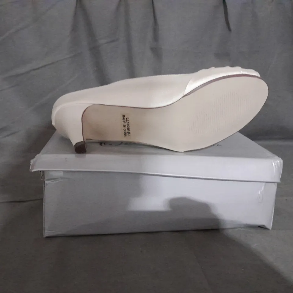 APPROXIMATELY 11 BOXED PAIR OF CASANDRA HEELED SHOES IN IVORY VARIOUS SIZES TO INCLUDE SIZE 8 