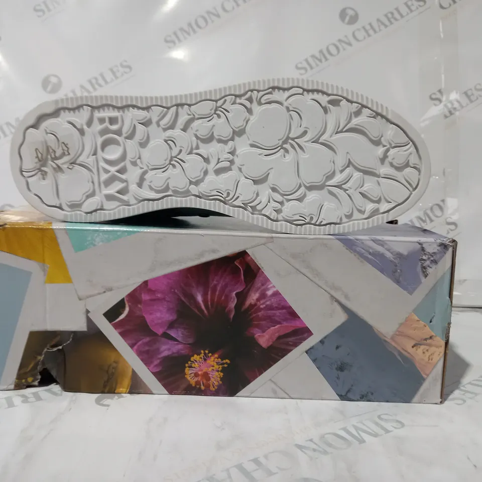 BOXED PAIR OF ROXY SHEILAHH 2.0 SHOES IN WHITE UK SIZE 6