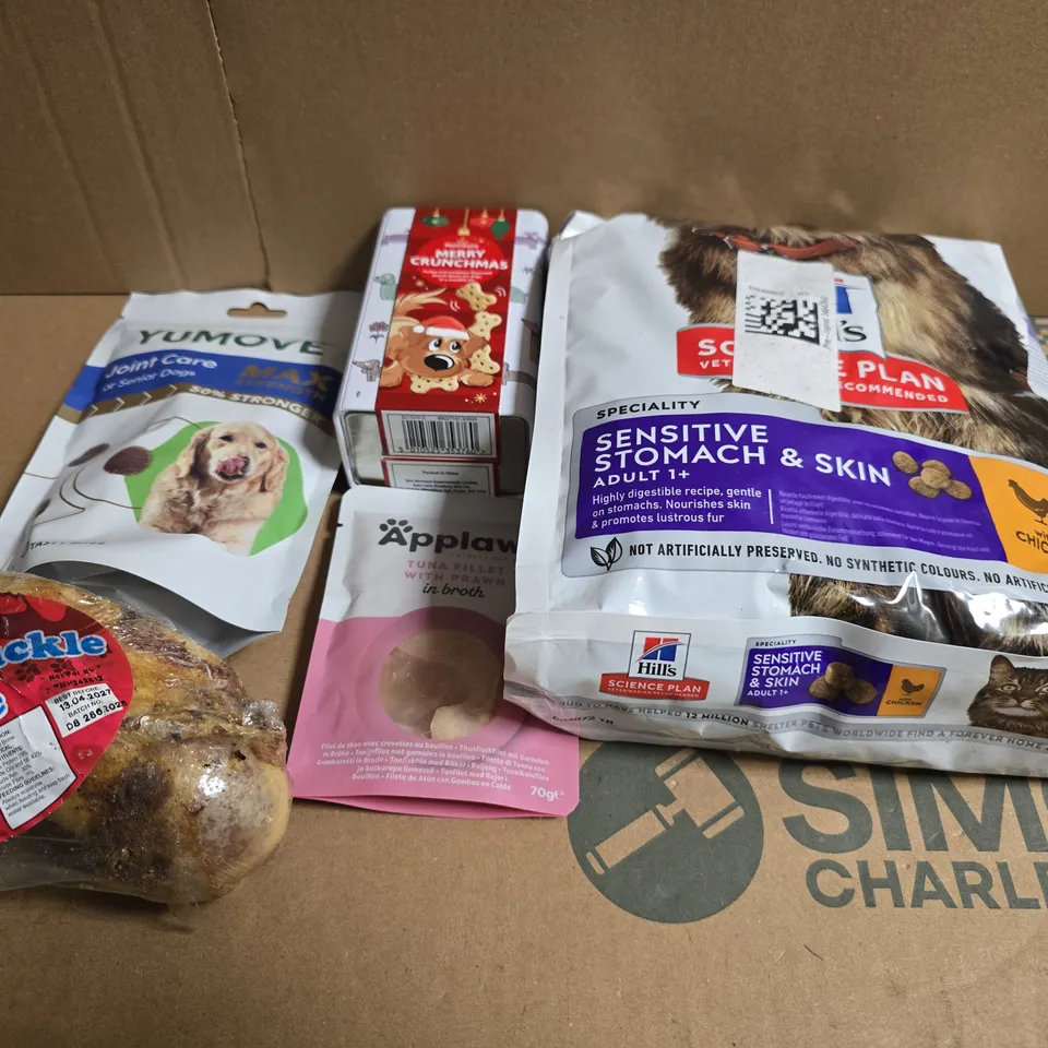APPROX 15 ASSORTED PET FOODS & TREATS TO INCLUDE ROAST KNUCKLE BONE, APPLAWS AND YUMOVE
