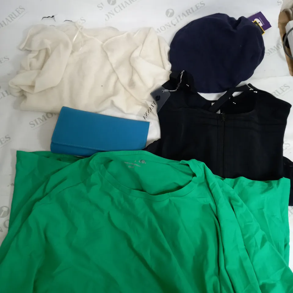BOX OF APPROXIMATELY 25 ASSORTED CLOTHING ITEMS TO INCUDE - HAT , PURSE , TOPS ETC