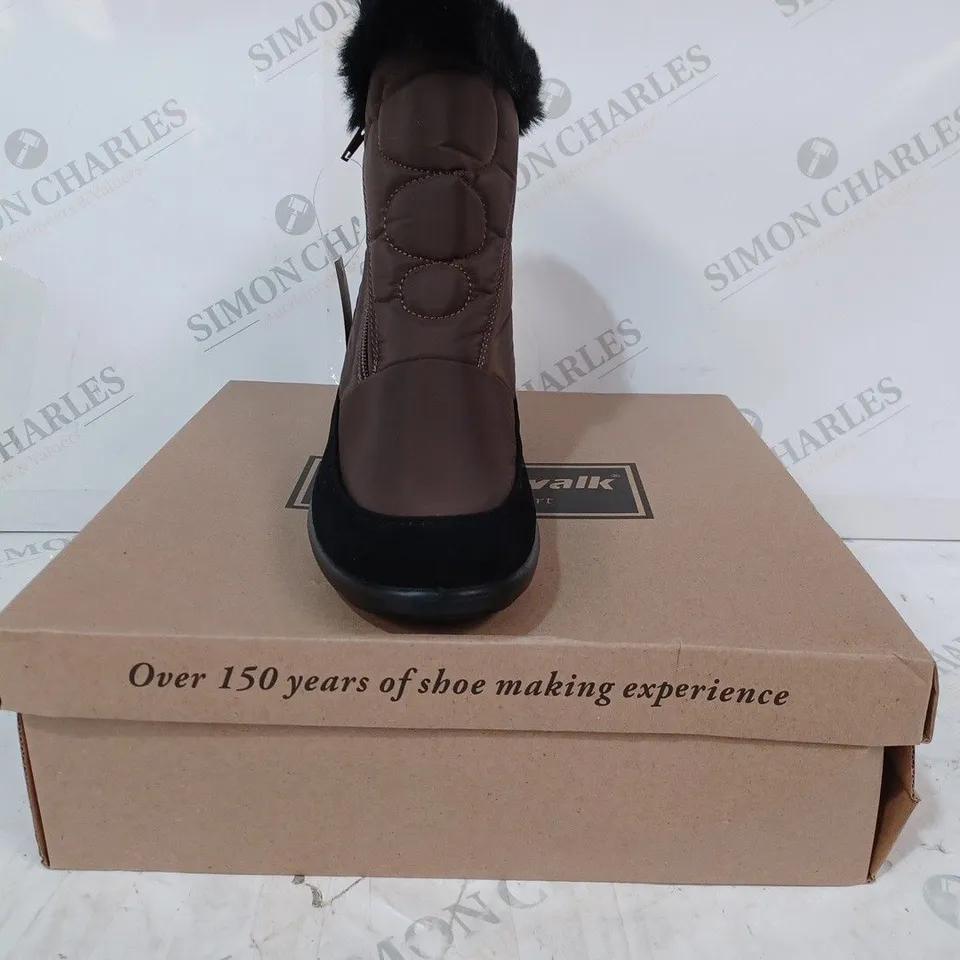 BOXED PAIR OF CUSHION-WALK FAUX FUR LINED ANKLE BOOTS IN BROWN SIZE 6