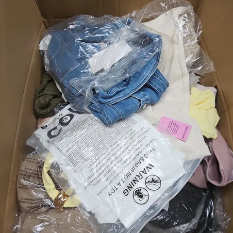 APPROXIMATELY 20 ASSORTED CLOTHING ITEMS IN VARIOUS SIZES, STYLES AND COLOURS