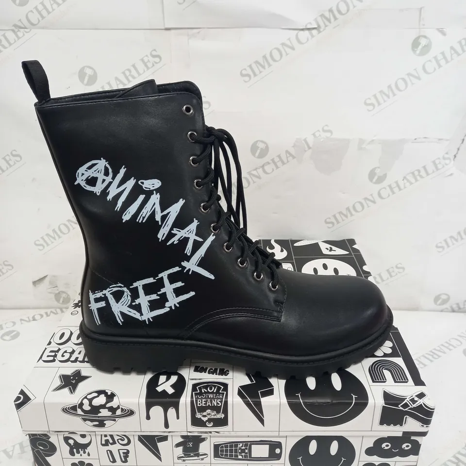 BOXED PAIR OF KOI FOOTWEAR THE STATEMENT ANIMAL FREE MENS MILITARY BOOTS - SIZE 9