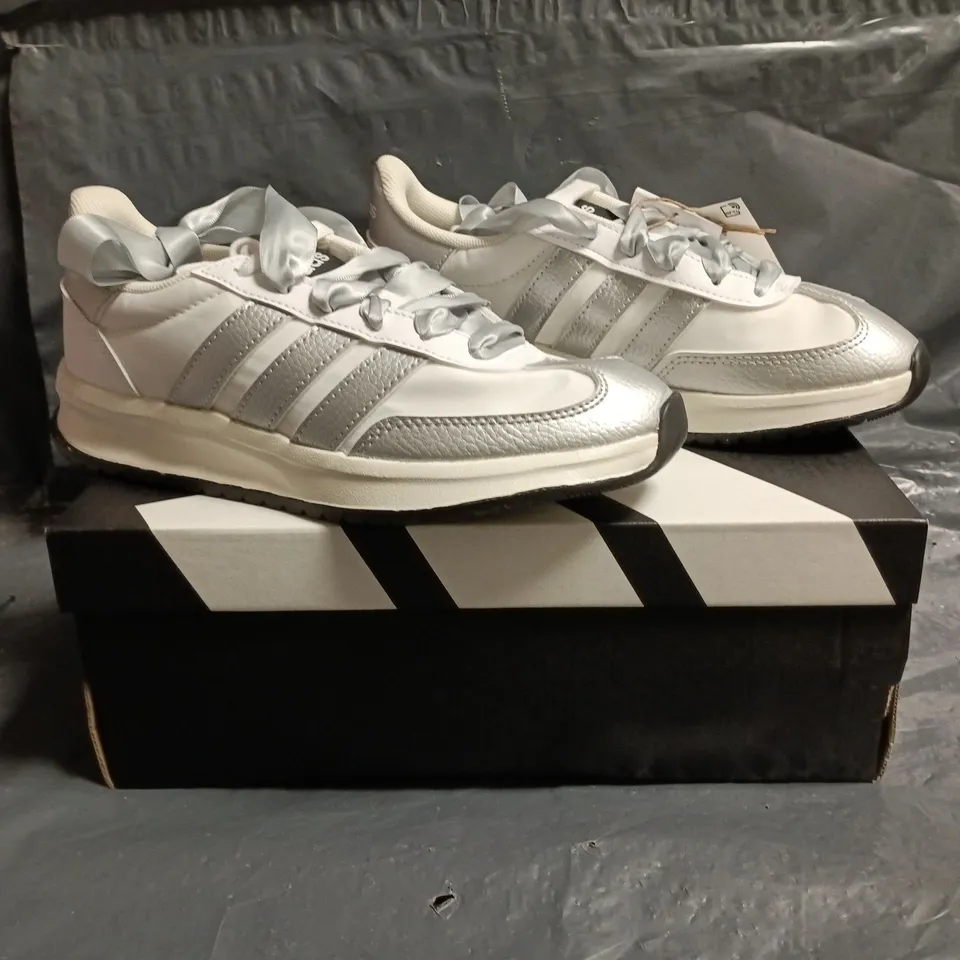 BOXED PAIR OF ADIDAS RUN 70S 2.0 J SHOES IN WHITE/SILVER SIZE UK 3