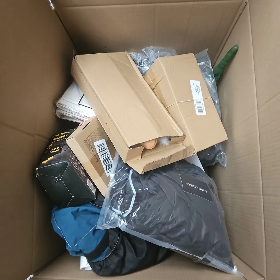 BOX OF APPROXIMATELY 20 ASSORTED HOUSEHOLD ITEMS TO INCLUDE DOOR MAT, TEA TOWELS, BATMAN MUG, FITTED SHEET ETC