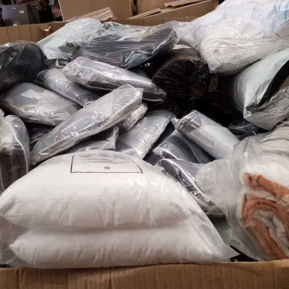 PALLET CONTAINING ASSORTED PILLOWS INCLUDING CERVICAL, KNEE, TRAVEL & NECK PILLOWS