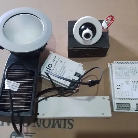 PALLET CONTAINING 13 MULTIPACK BOXES OF ASSORTED LIGHTING ITEMS TO INCLUDE EMCOLITE NINI20 LIGHTS WITH CONTROLLER, ELECTRONIC BALLASTS AND ROSEN LITE LED DOWNLIGHTS