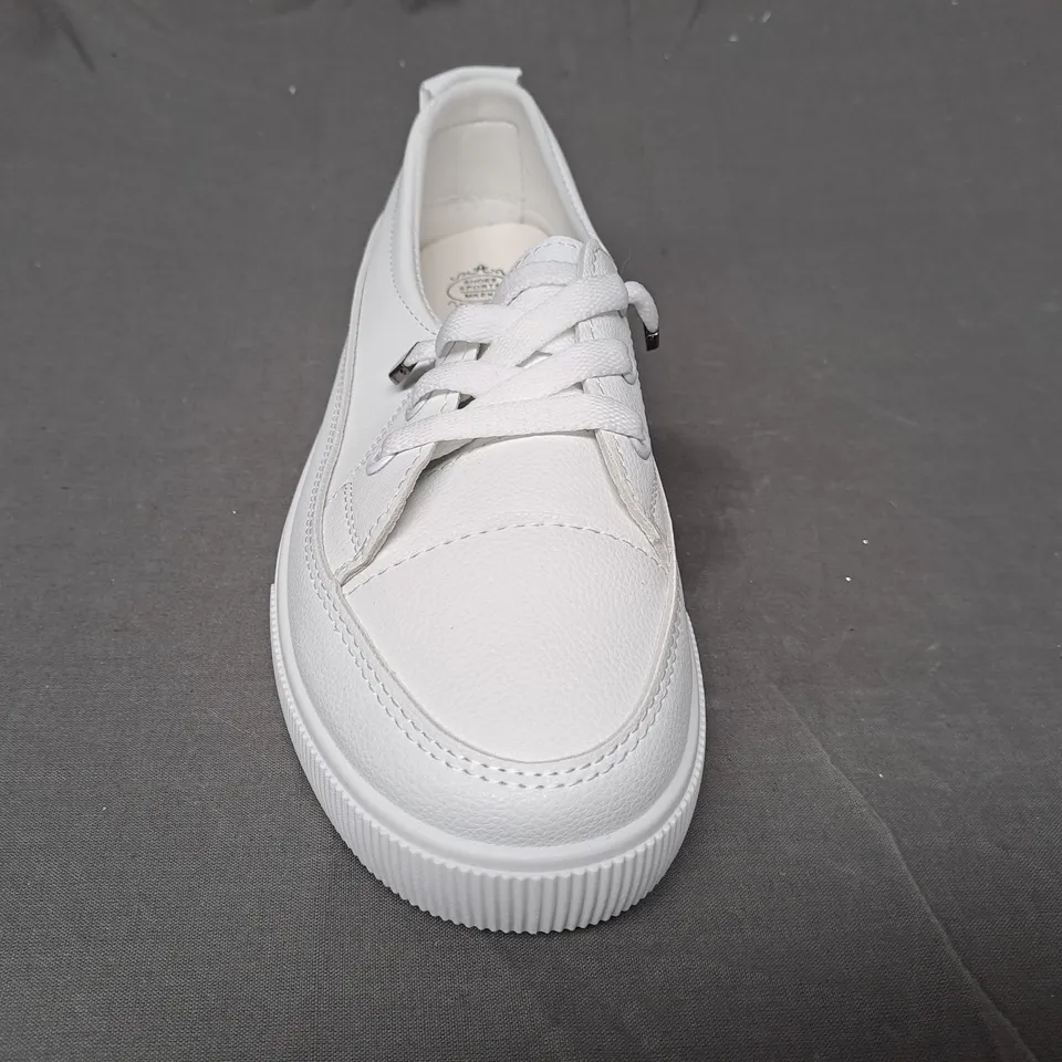 BOXED PAIR OF FASHION JIUYOU SHOES IN WHITE EU SIZE 40