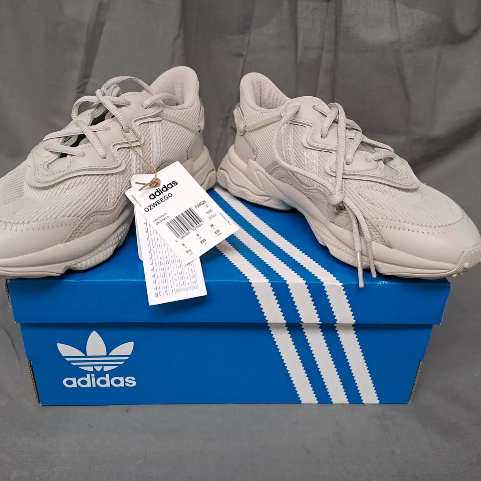 BOXED PAIR OF ADIDAS OZWEEGO SHOES IN CREAM UK SIZE 5