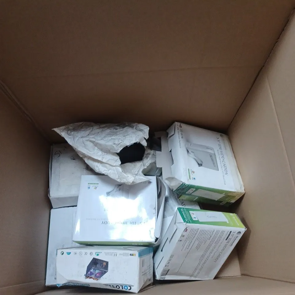APPROXIMATELY 10 ASSORTED DYNAMODE ELECTRICAL PRODUCTS TO INCLUDE DOCKING STATION AND EXTERNAL CADDIES
