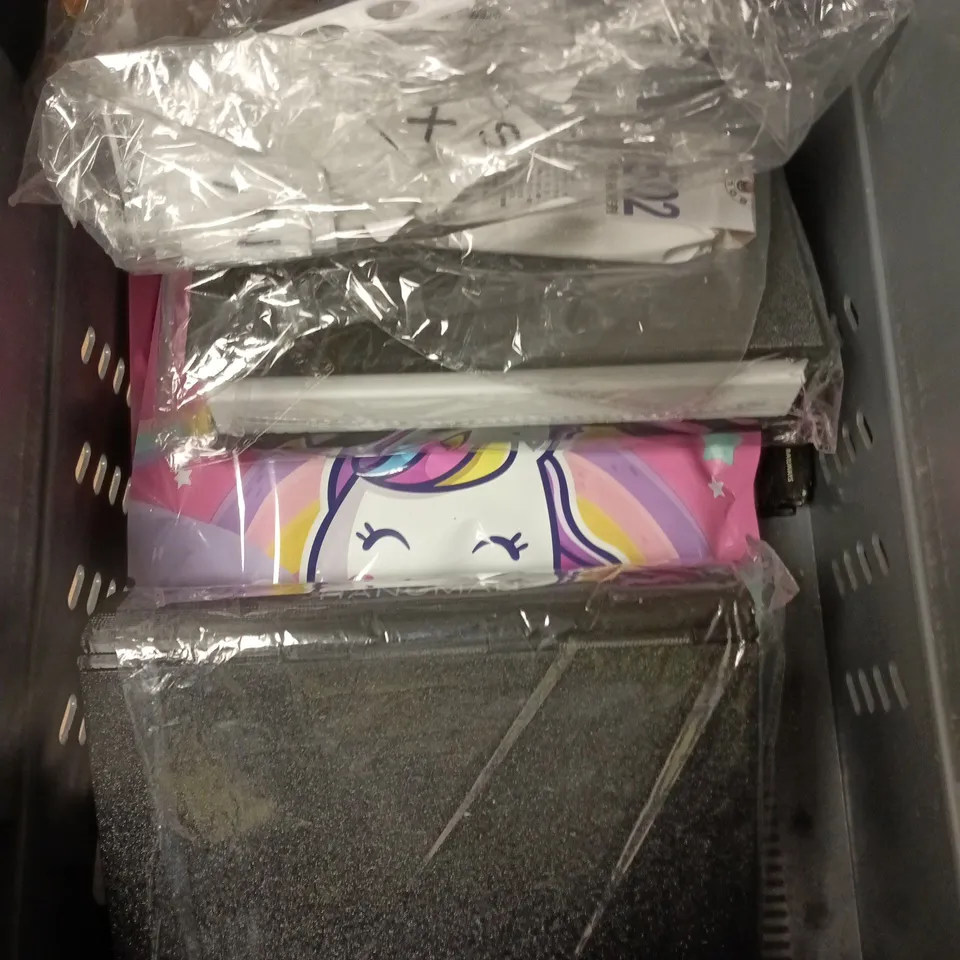 APPROXIMATELY 10 ASSORTED TOYS & GAMES PRODUCTS TO INCLUDE LUCKY BAG, ASSORTED LEGO, HANGMAN GAME ETC 