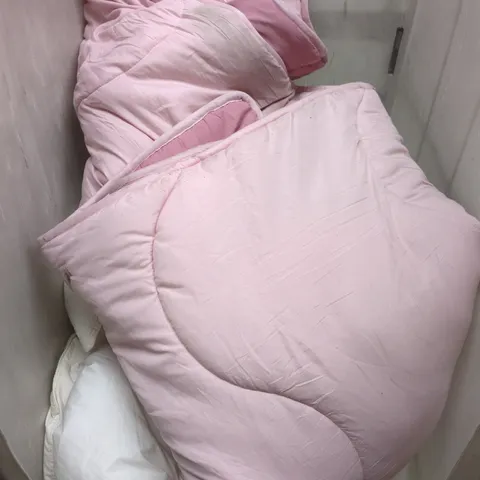 CAGE OF ASSORTED BEDROOM ITEMS TO INCLUDE PILLOWS AND DUVETS IN VARIOUS SIZES