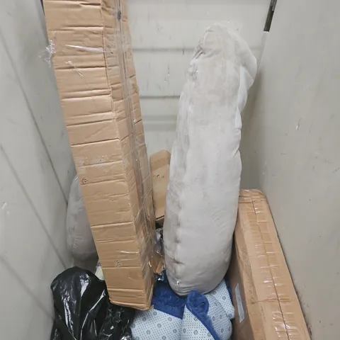 APPROXIMATELY 5 ASSORTED HOUSEHOLD PRODUCTS TO INCLUDE CUSHIONED PILLOWS, RUG ETC 