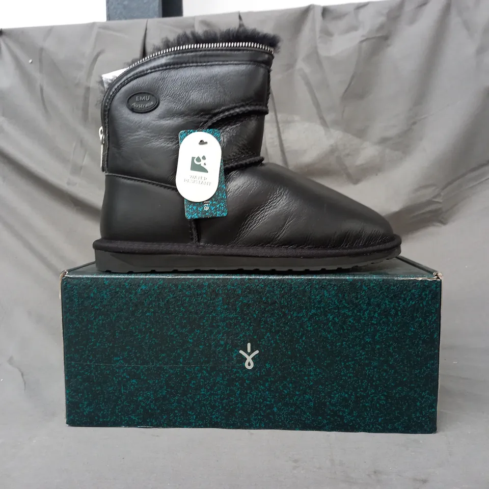 BOXED PAIR OF EMU AUSTRALIA BOOTS IN BLACK SIZE 7
