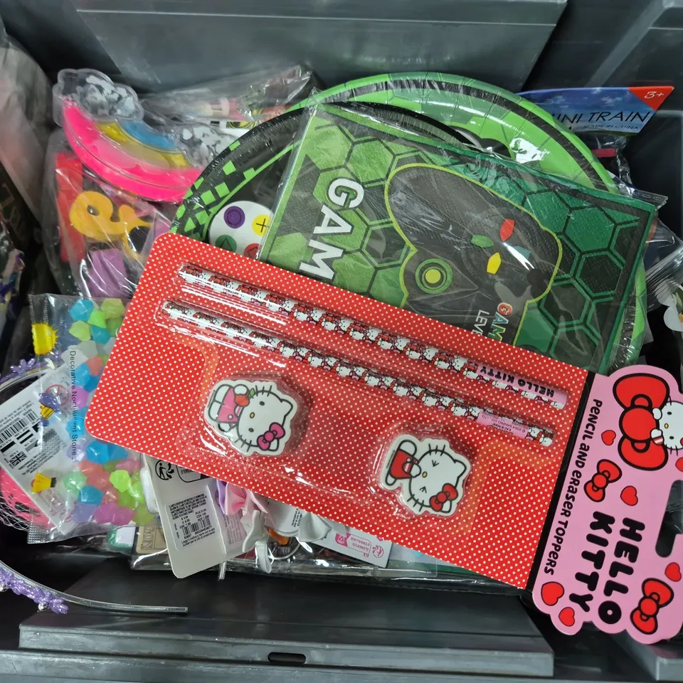 APPROXIMATELY 15 ASSORTED TOYS & GAMES TO INCLUDE LEGO BATMAN TUMBLER TOY (MISSING PARTS), LEMONADE BOARDGAME, HELLO KITTY PENCILS, ETC