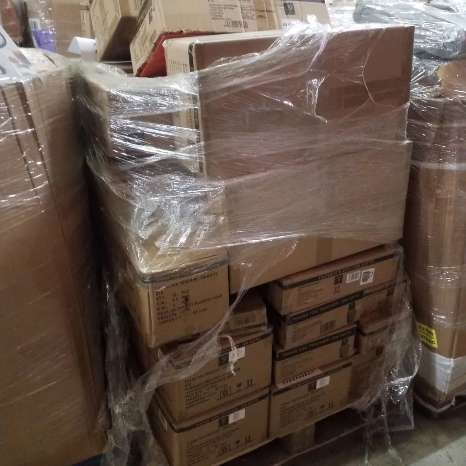 PALLET CONTAINING ASSORTED GIFTS INCLUDING MUGS, CANDLES & VALENTINE PLUSHIES 