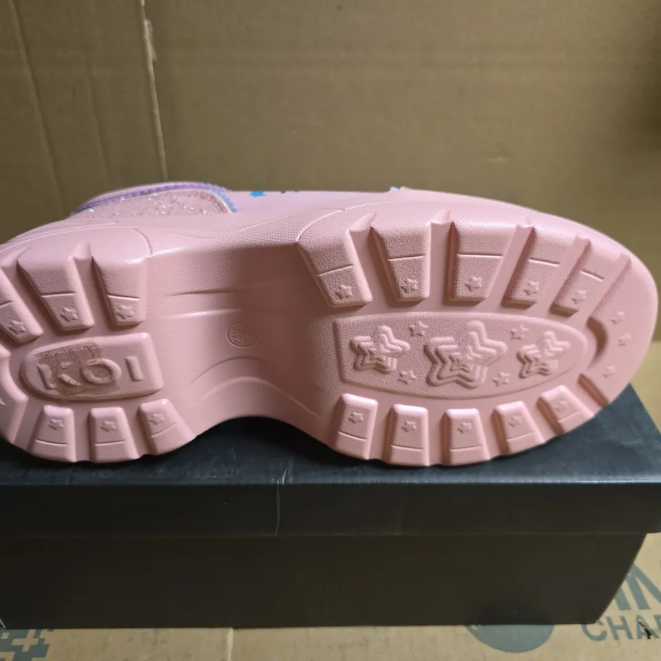 BOXED PAIR OF KOI VIRTUAL DIVA MIKU CHUNKY TRAINERS - PINK UK 9