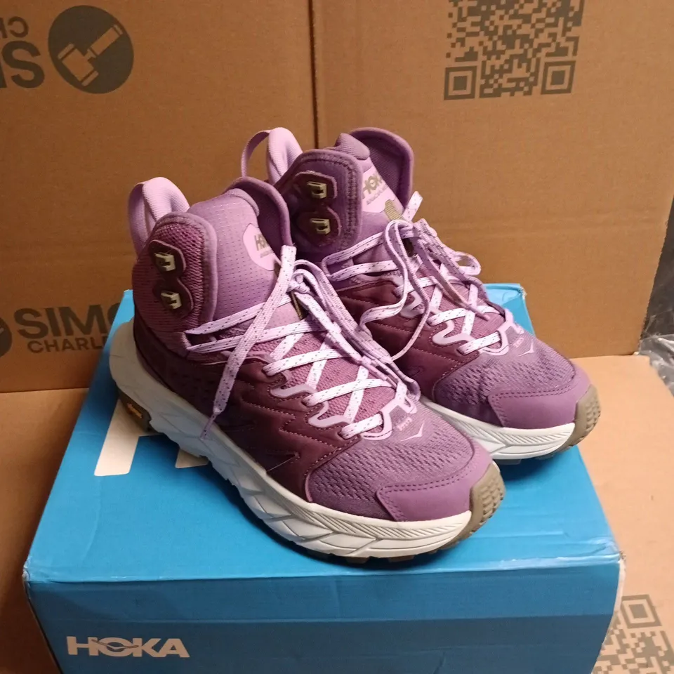 BOXED PAIR OF HOKA ANACAPA BREEZE MID WOMEN'S HIKING BOOTS - 6.5