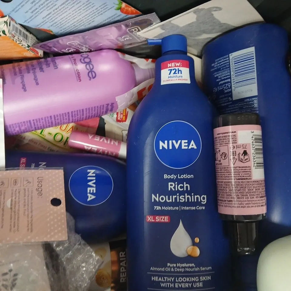APPROXIMATELY 12 ASSORTED COSMETIC ITEMS INCLUDING VARIOUS MAKES AND BRANDS - COLLECTION ONLY