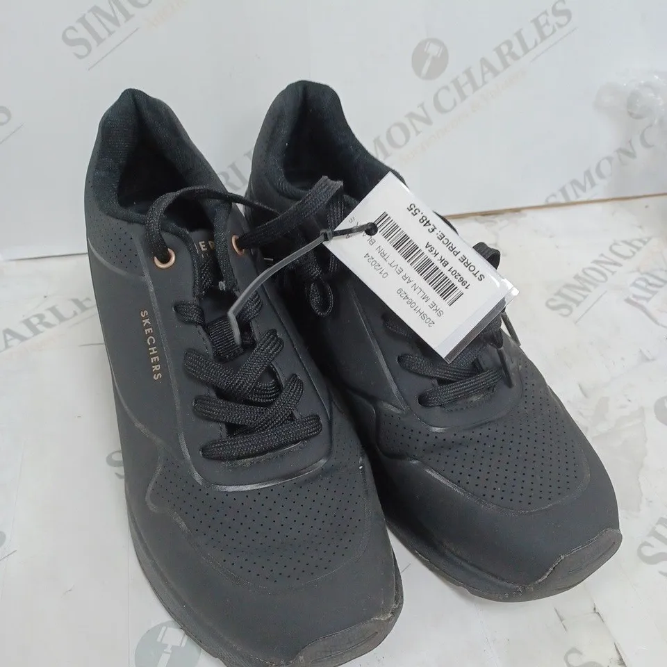 BOXED PAIR OF SKECHERS TRAINERS IN WHITE UK SIZE 5.5