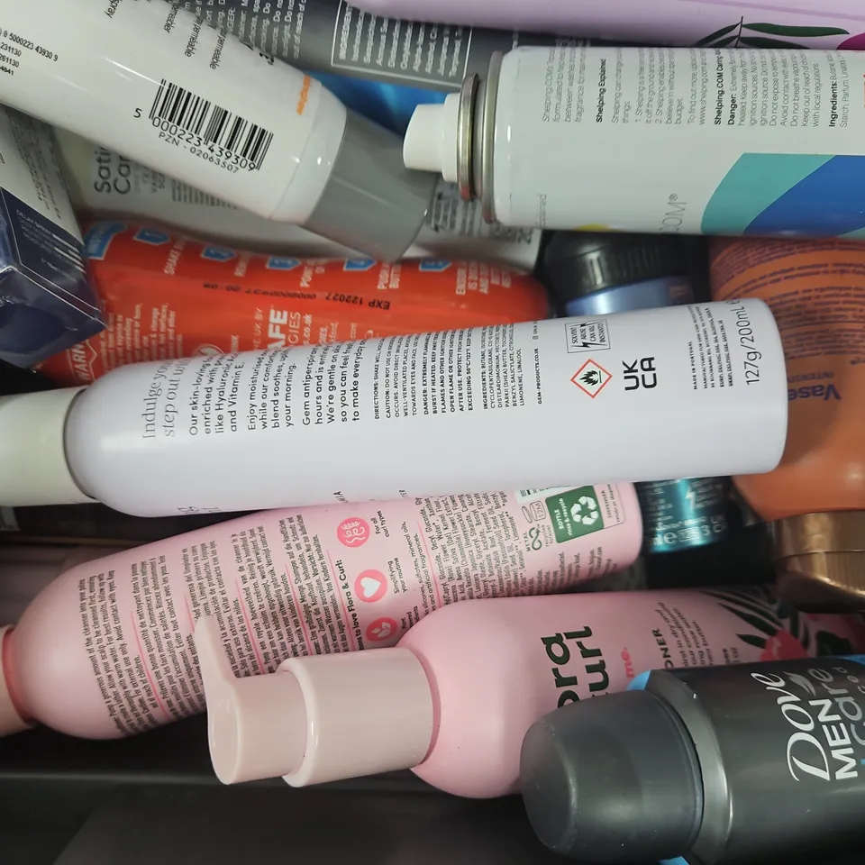 APPROXIMATELY 10 ASSORTED ITEMS TO INCLUDE GARNIER, HAIR SPRAY, ETC - COLLECTION ONLY