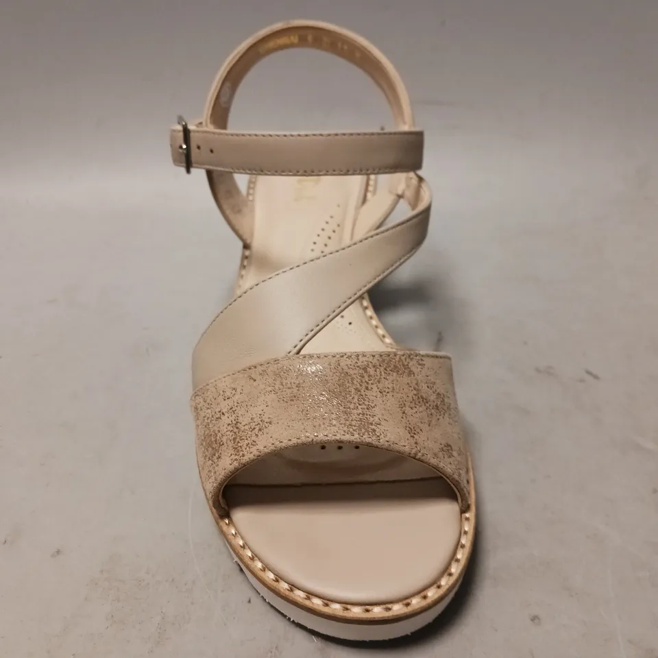 BOXED PAIR OF VAN-DAL OPEN TOE LOW WEDGE SANDALS IN TAUPE SIZE 6