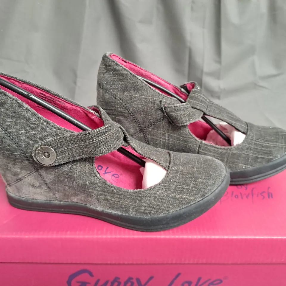 BOX OF APPROXIMATELY 11 PAIRS OF BLACK GUPPY LOVE WEDGE SHOES IN VARIOUS SIZES 