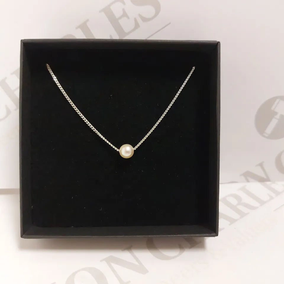 BOXED DESIGNER STYLE SILVER EFFECT NECKLACE WITH PEARL EFFECT STONE
